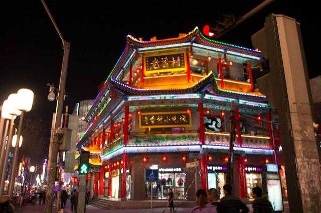 食品街人潮涌動 鐘樓街人流如織 柳巷商圈高調(diào)復(fù)蘇