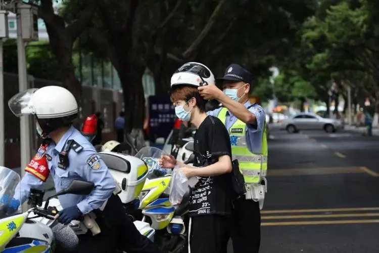 走錯(cuò)考場(chǎng) 忘帶證件 高考首日交警救助考生18人